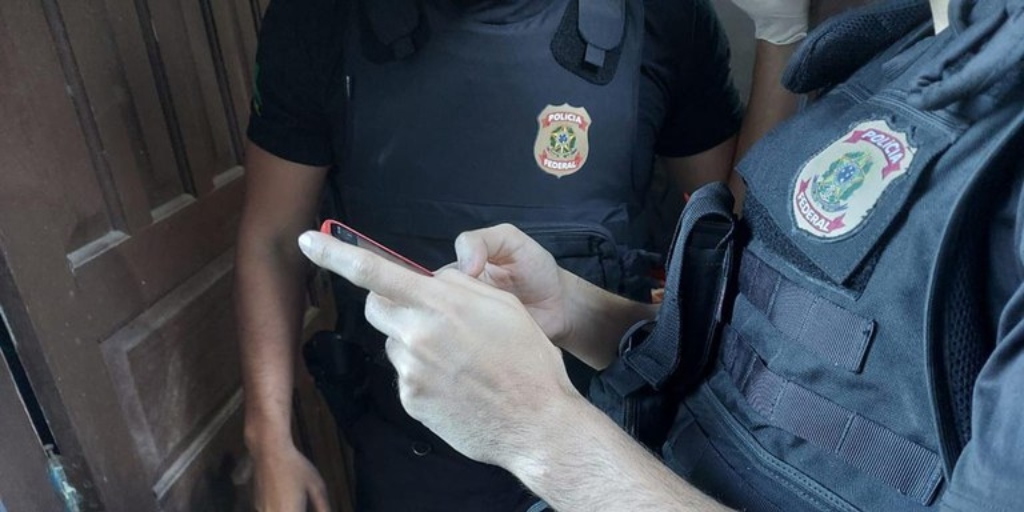 Policiais encontraram um aparelho celular com conteúdo pornográfico infantojuvenil