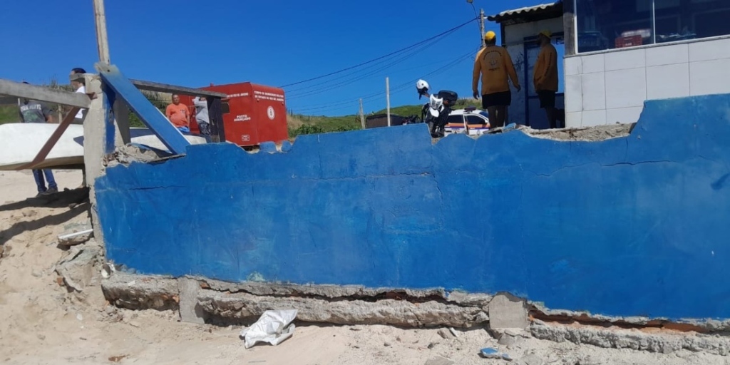 Força-tarefa é feita na Praia das Conchas, em Cabo Frio, após incidente em varanda de quiosque
