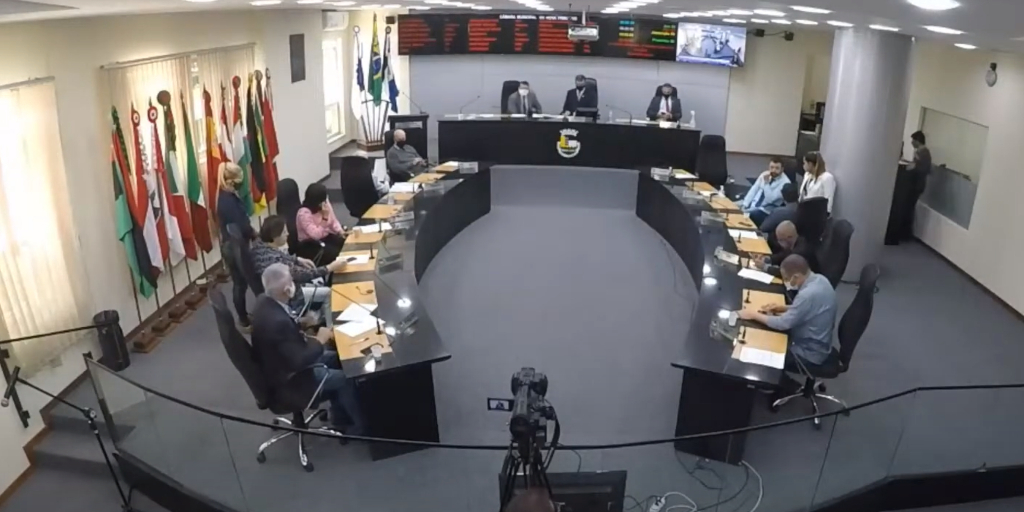 Câmara de Nova Friburgo aprova projetos que fixam salários do prefeito, vice e vereadores