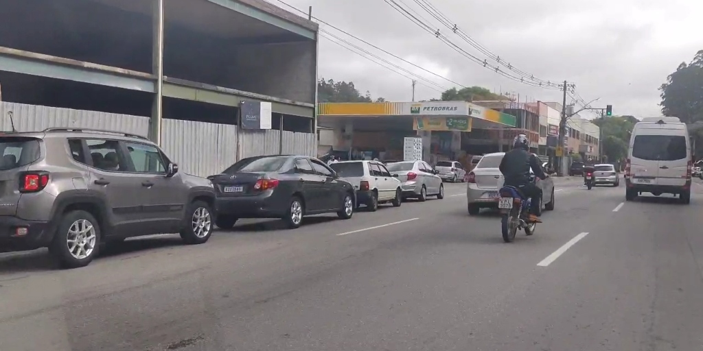 Na manhã desta sexta-feira, posto da avenida Euterpe Friburguense, no Centro de Nova Friburgo, ainda tinha longas filas