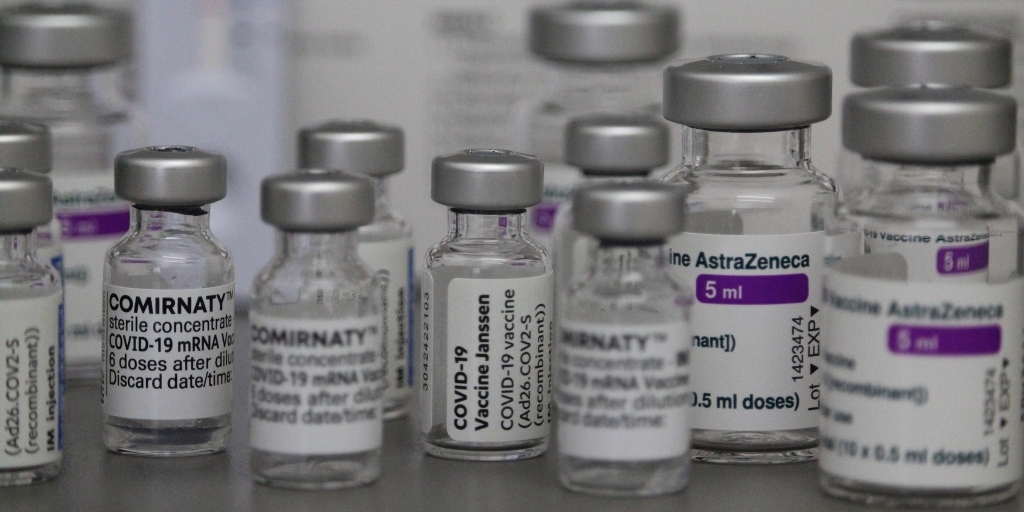 O que dizem as fabricantes das vacinas sobre a eficácia contra a ômicron
