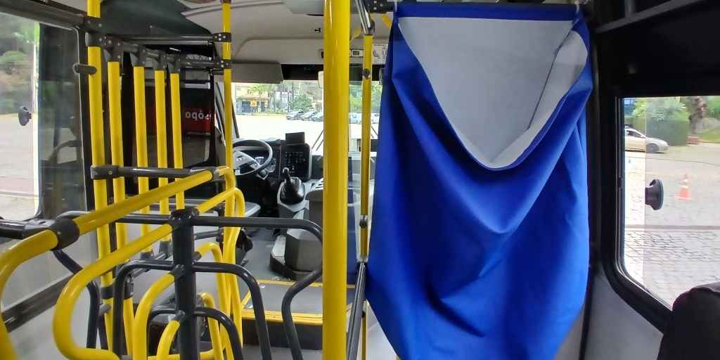 As doações podem ser depositadas nas sacolas posicionadas na entrada dos ônibus