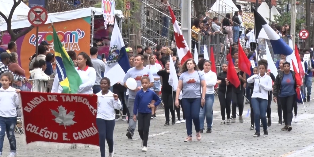 Diversos estudantes da cidade desfilam todos os anos na Alberto Braune