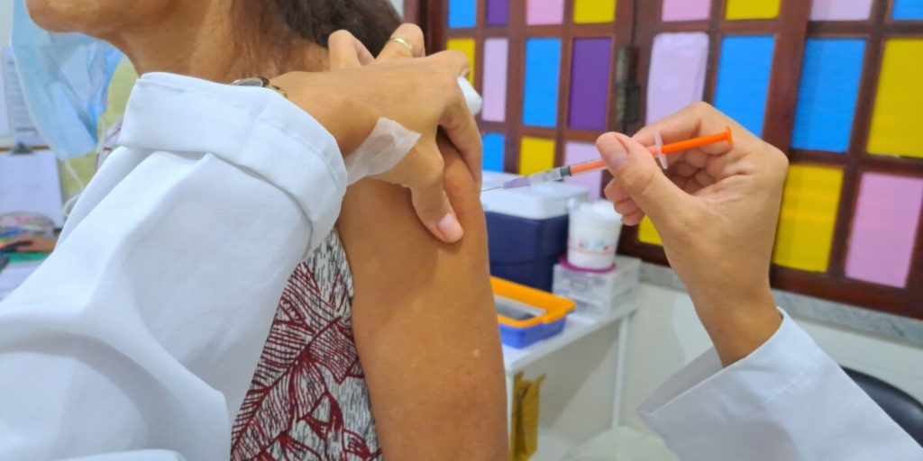 Cabo Frio começa a aplicar vacina bivalente contra a Covid-19 em gestantes e puérperas