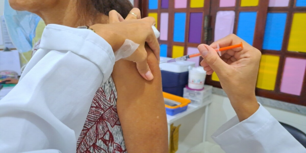 Cabo Frio começa a aplicar vacina bivalente contra a Covid-19 em gestantes e puérperas 