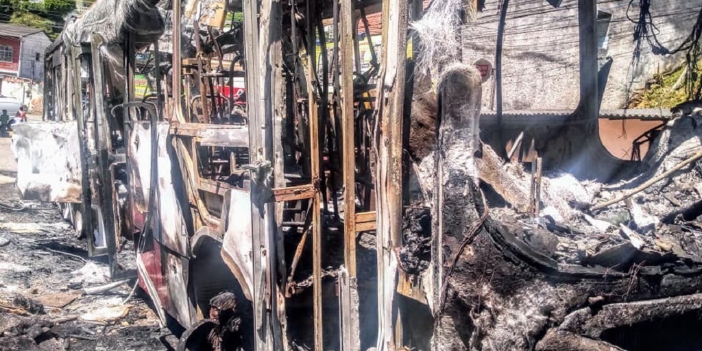 Ônibus incendiado em Teresópolis pode ter relação com morte de acusado por tráfico