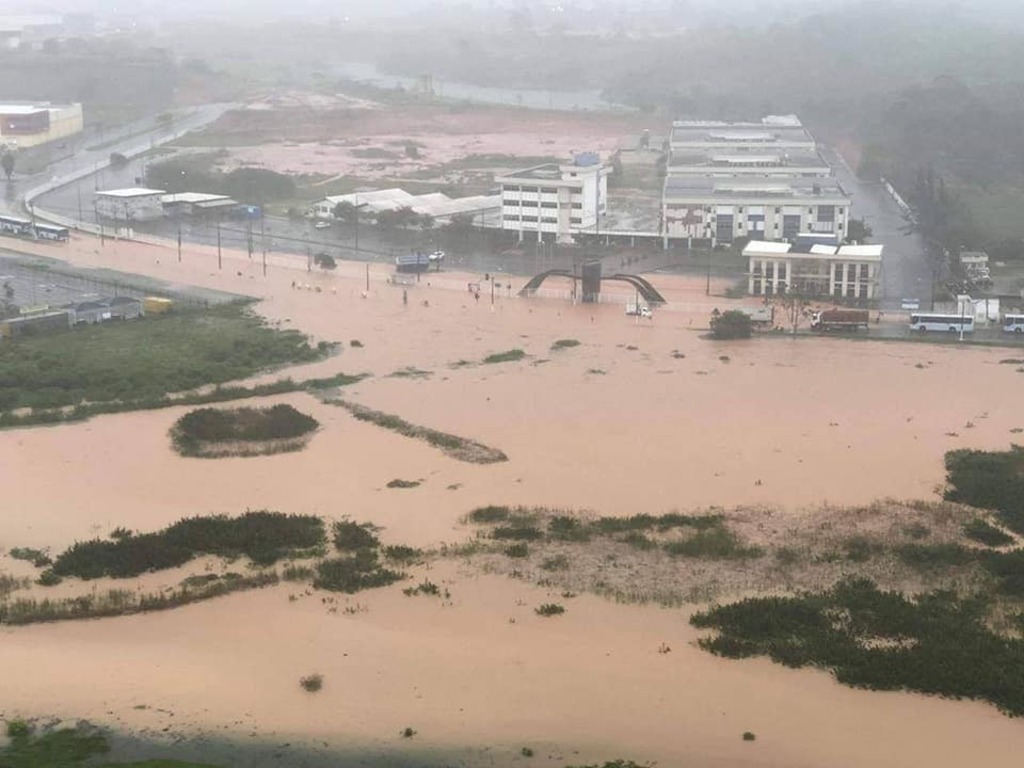 Vista aérea dos alagamentos na cidade de Macaé.