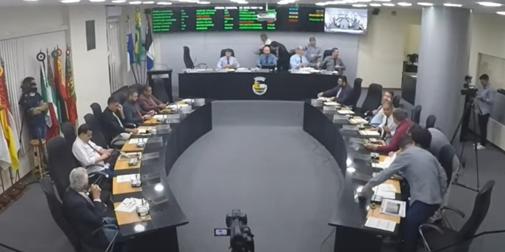 Câmara de Nova Friburgo aprova projetos para aumentar salários de vereadores, prefeito, vice e secretários