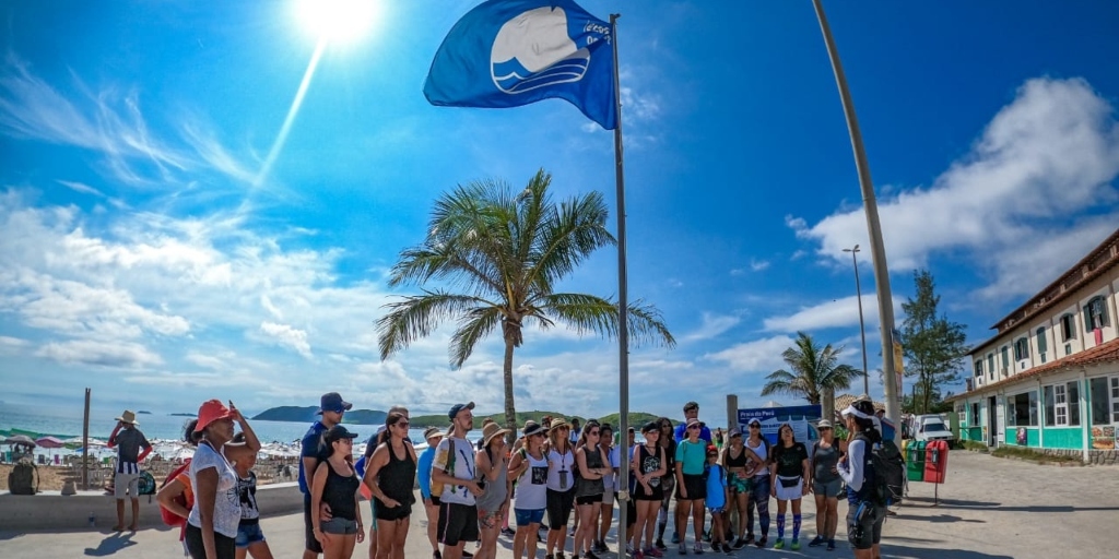 A bandeira ficará exposta na Praia do Peró até o dia 1º de novembro de 2023