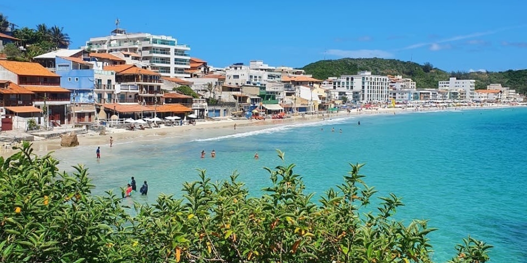 Turistas se encantam com as águas cristalinas de Arraial do Cabo