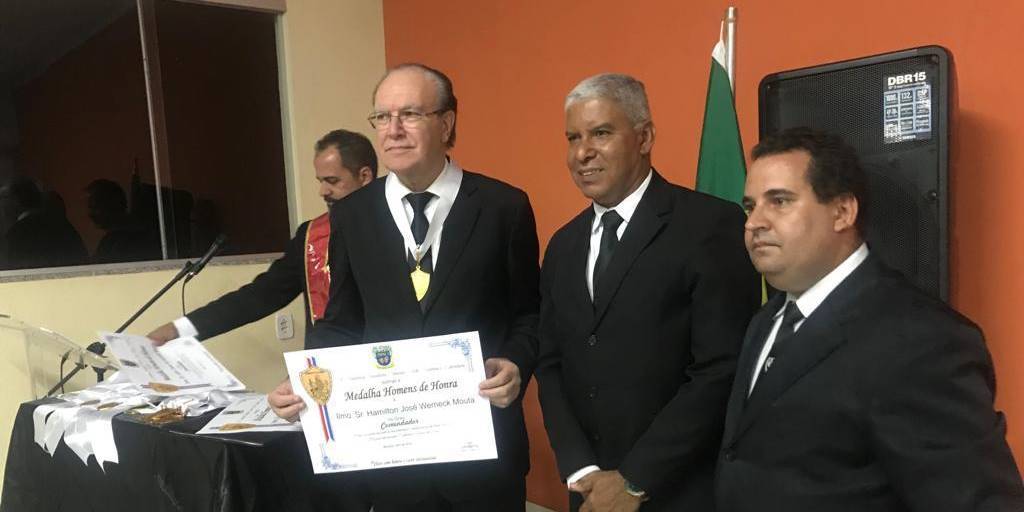 Colunista Hamilton Werneck recebe medalha Homens de Honra da Abrasci