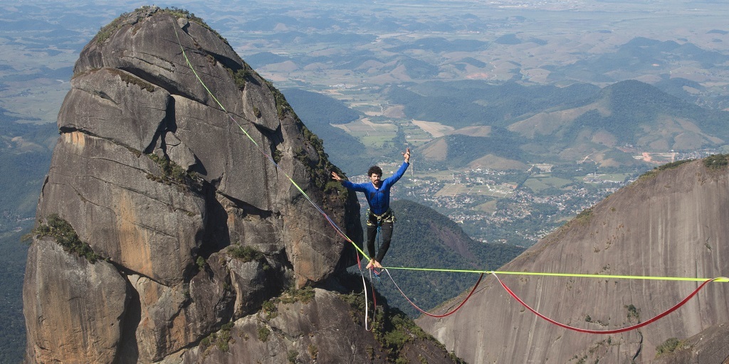 Modalidade do highline demanda foco, tranquilidade, equilíbrio e força física