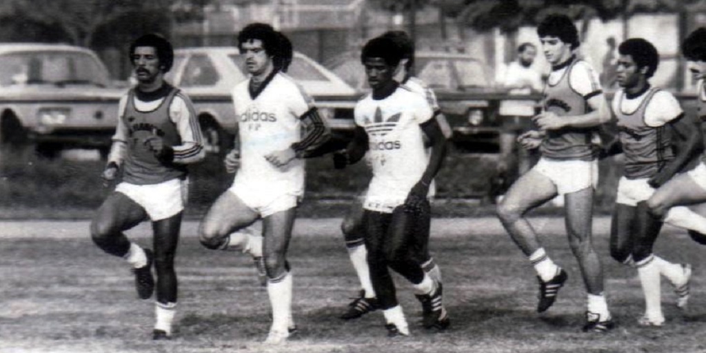 Anselmo, segundo da esquerda para a direita, durante treinamento do Flamengo