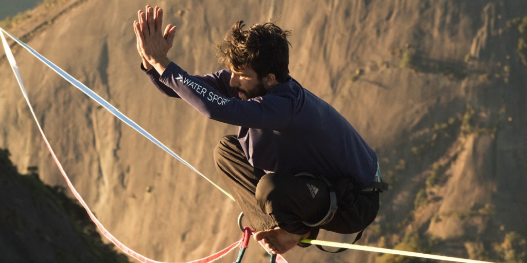 Um dos praticantes de highline se equilibra nas cordas a 500 metros de altura
