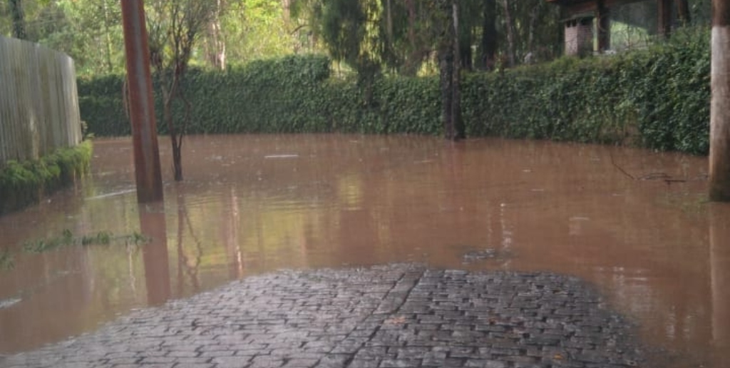 Um dos acessos ao bairro Vale dos Pinheiros ficou alagado na manhã desta segunda-feira, 30