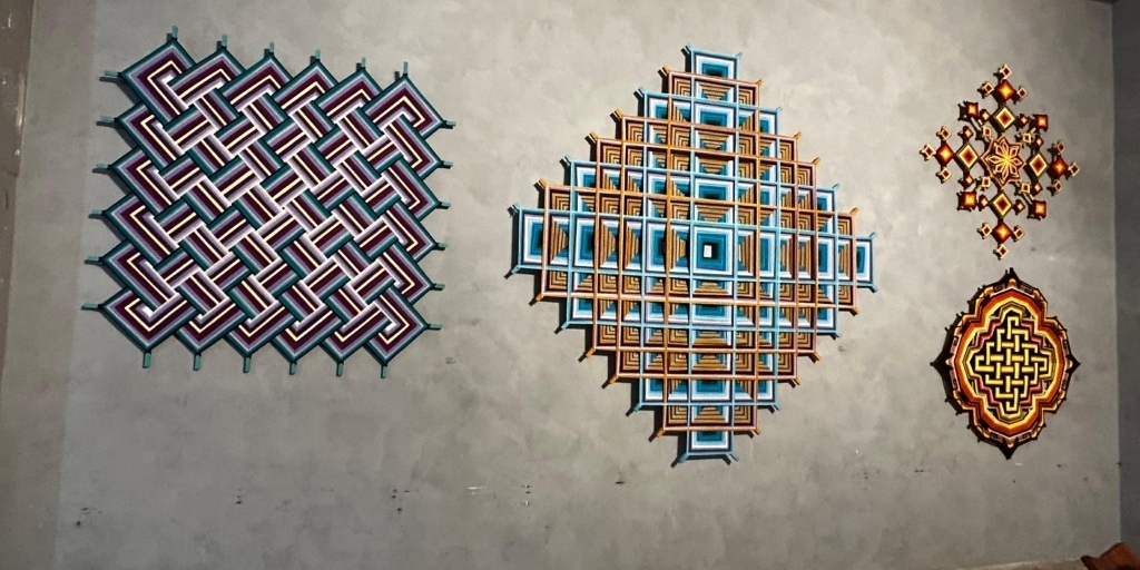 Exposição 'Ser Texto – fios como escrita em si’, da artista e historiadora Maria Buendía
