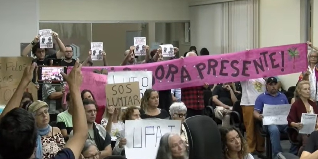 Moradores de Lumiar e São Pedro protestam no primeiro dia de sessão Legislativa de 2026 em Nova Friburgo