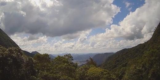 Chegada de frente fria deve deixar tempo chuvoso e baixar ainda mais as temperaturas no interior