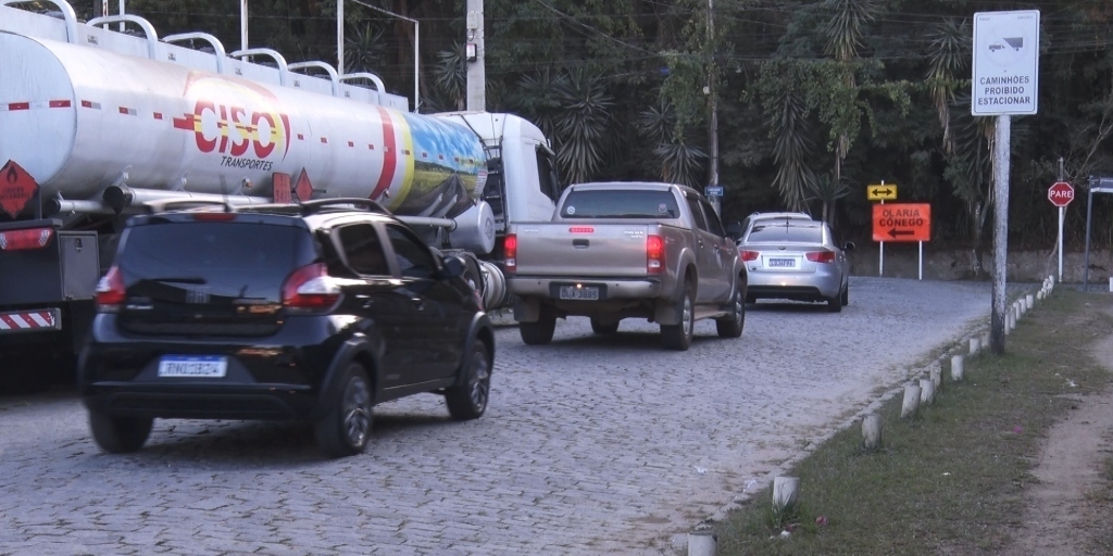 Carretas e caminhões não respeitam placas de sinalização e estacionam ao longo da via, atrapalhando as manobras