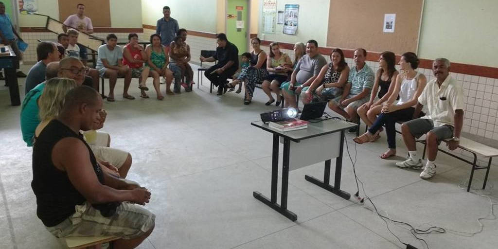 Moradores durante encontro do coletivo em escola da localidade