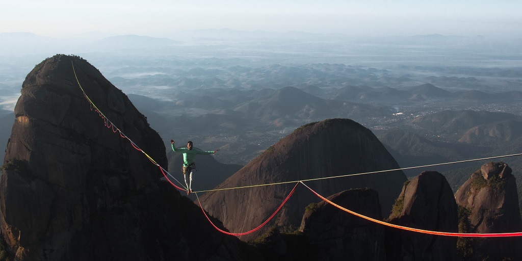 Escaladores fazem travessia a mais de 500 metros de altura, em Teresópolis