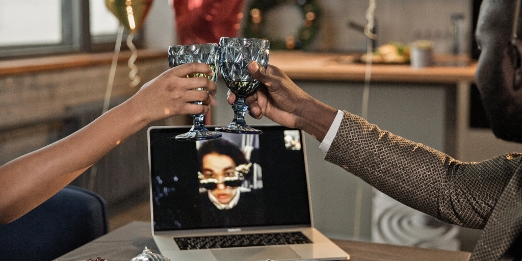 Que tal celebrar a chegada de 2021 em casa? Veja a programação online para curtir o Réveillon