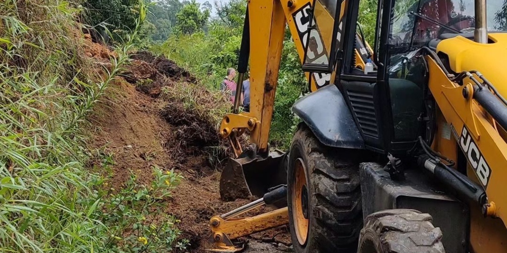 Máquinas já trabalham para a retirada de terra