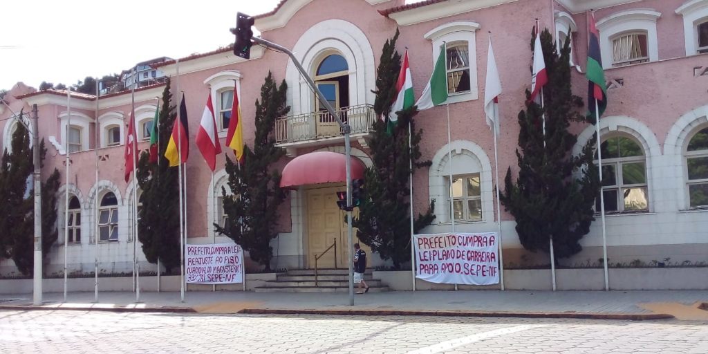Feriado com protesto em Nova Friburgo: Sepe faz reivindicações na frente da prefeitura