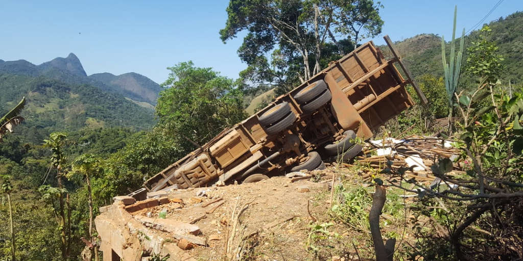 Nova Friburgo: Uma pessoa morre e três ficam feridas em acidente com carreta na RJ-142