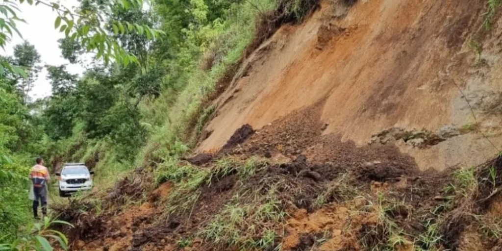 Chuva em Nova Friburgo causa deslizamento de terra em estrada de acesso ao Chapéu da Bruxa, no Cascatinha