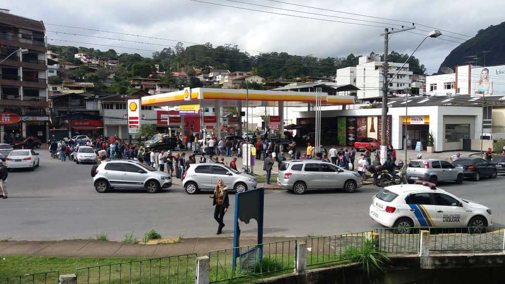 Gasolina: a saga! Filas quilométricas de carros em busca do combustível