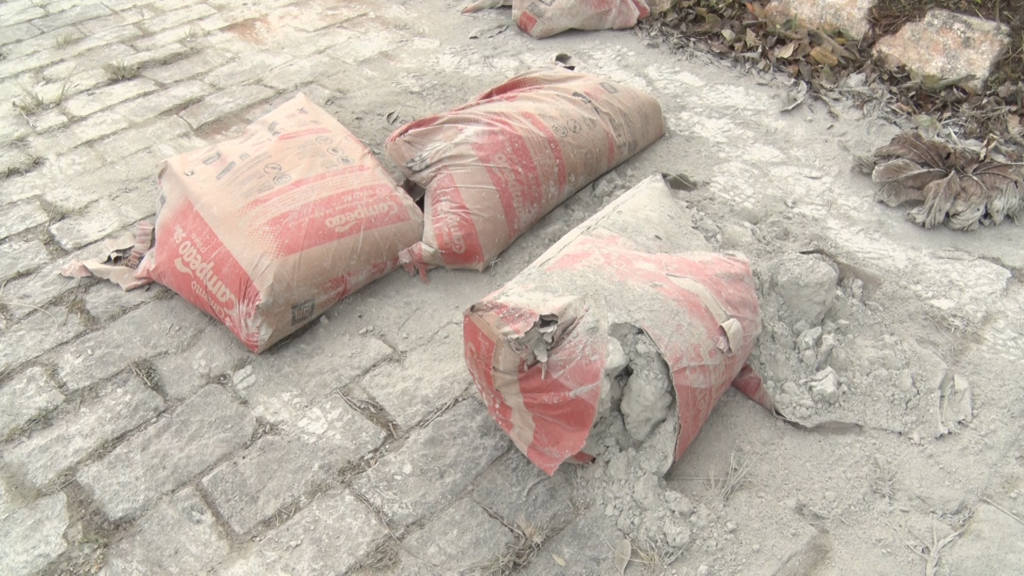 Caminhão deixa carga de cimento cair em estrada de Nova Friburgo